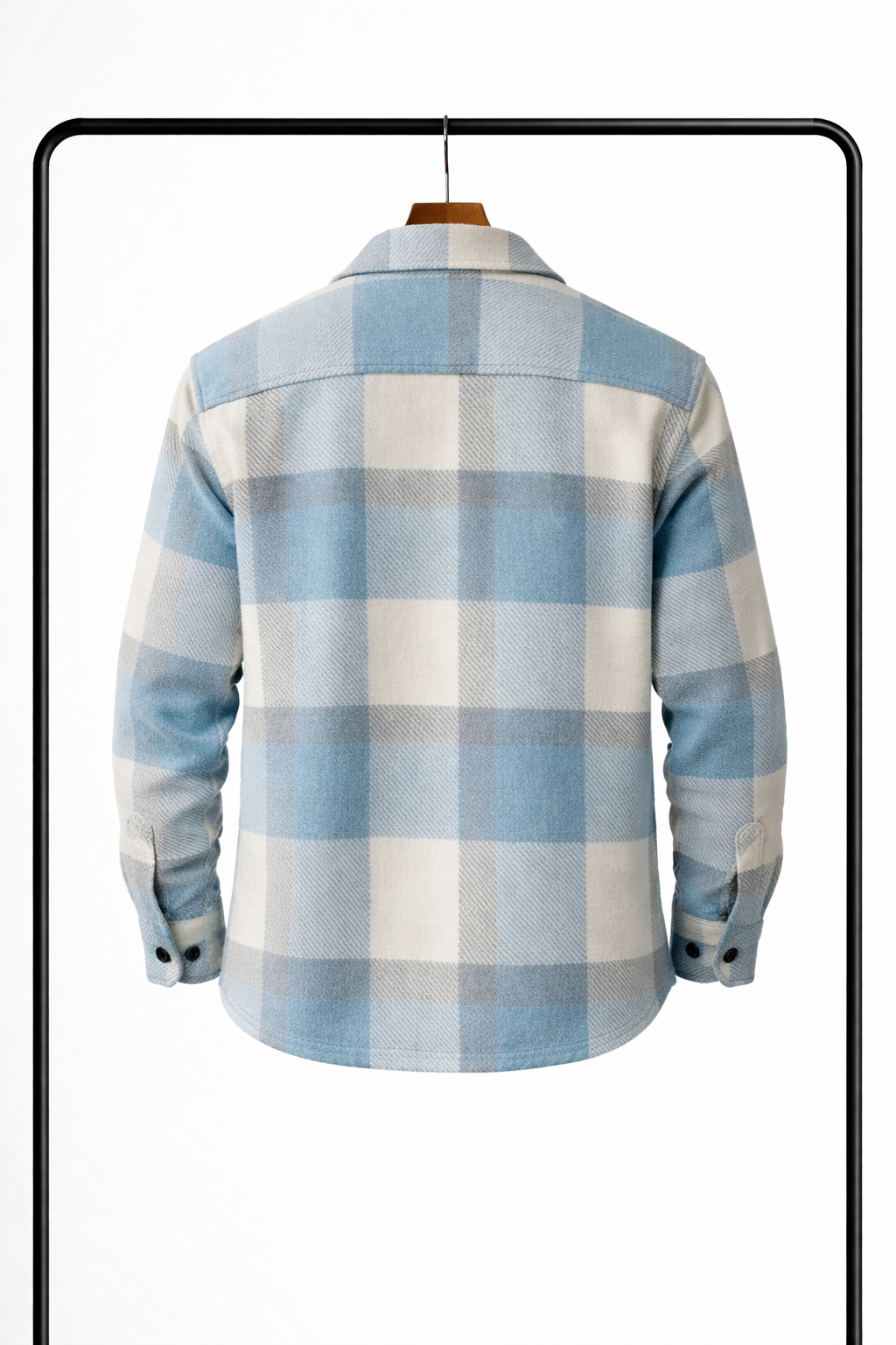 Baksidan av den ljusblå och benvita rutiga overshirten på galge, med axelsöm och knäppta manschetter. 2