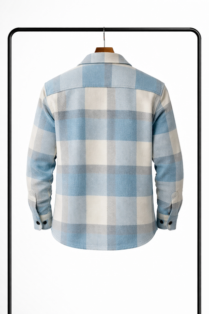 Baksidan av den ljusblå och benvita rutiga overshirten på galge, med axelsöm och knäppta manschetter. 2