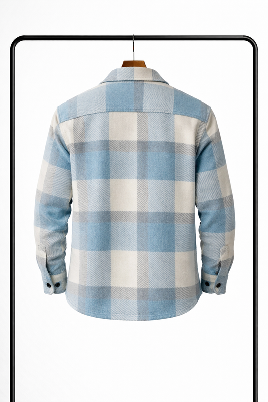 Baksidan av den ljusblå och benvita rutiga overshirten på galge, med axelsöm och knäppta manschetter. 2