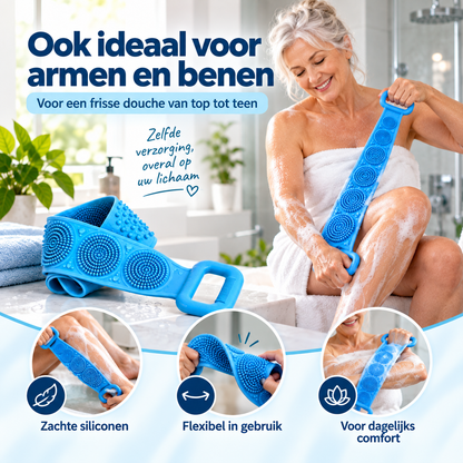 Kvinna i handduk skrubbar benet med blå silikonskrubb, och skrubben syns hoprullad bredvid 6