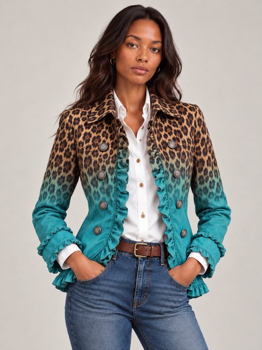 Närbild framifrån på modell i blazer med turkos gradient, leopardmönster, volangkanter och dubbelknäppt front, med vit skjorta och jeans. 1