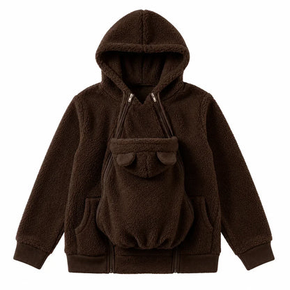 Mörkbrun hoodie i sherpafleece uppställd platt med den avtagbara babypanelen med björnöron och dragkedjor. 14
