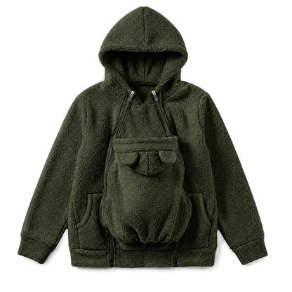 Mörkgrön hoodie i sherpafleece uppställd platt med babypanelen med björnöron och dragkedjor längs sidorna. 15