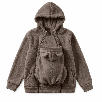 Gråbrun hoodie i sherpafleece uppställd platt med babypanelen med björnöron och dragkedjor längs sidorna. 17