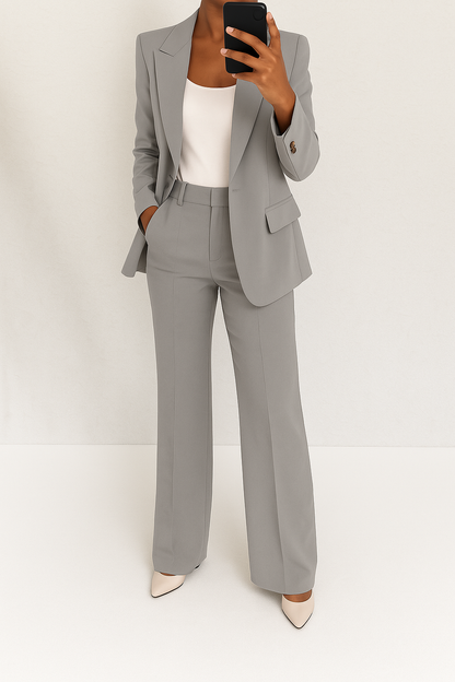 Hel outfit i grått med kavaj och vida byxor, burna med vitt linne och beige pumps 2