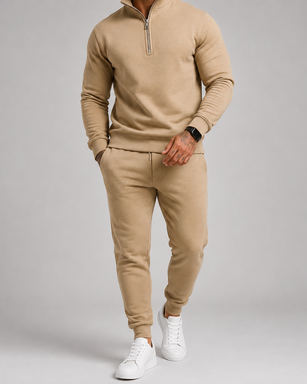 Beige set med halvdragkedja och joggingbyxor, buret av en man med klocka och vita sneakers 5