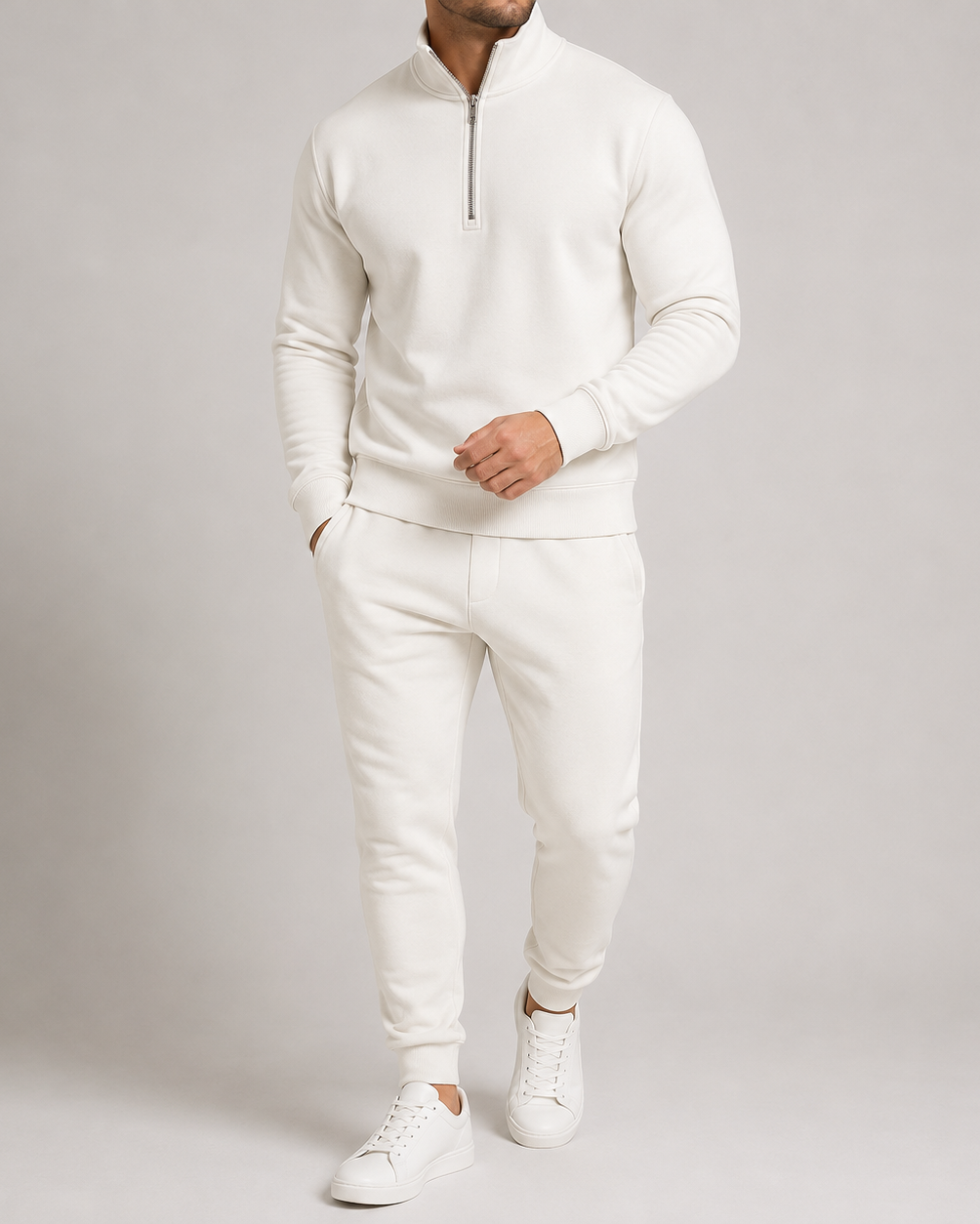 Benvitt set med halvdragkedja i kragen och joggingbyxor, buret med vita sneakers 4