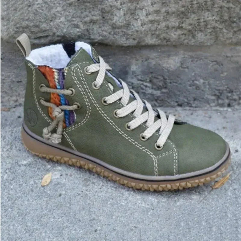 Grüner Damenstiefel mit Schnürsenkeln, bunte Details, rutschfeste Sohle, bequem, modisch.