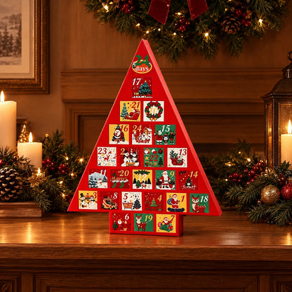 Röd trekantig adventskalender med små numrerade luckor står på en träbänk bland ljus, granris, kottar och lanterna. 1