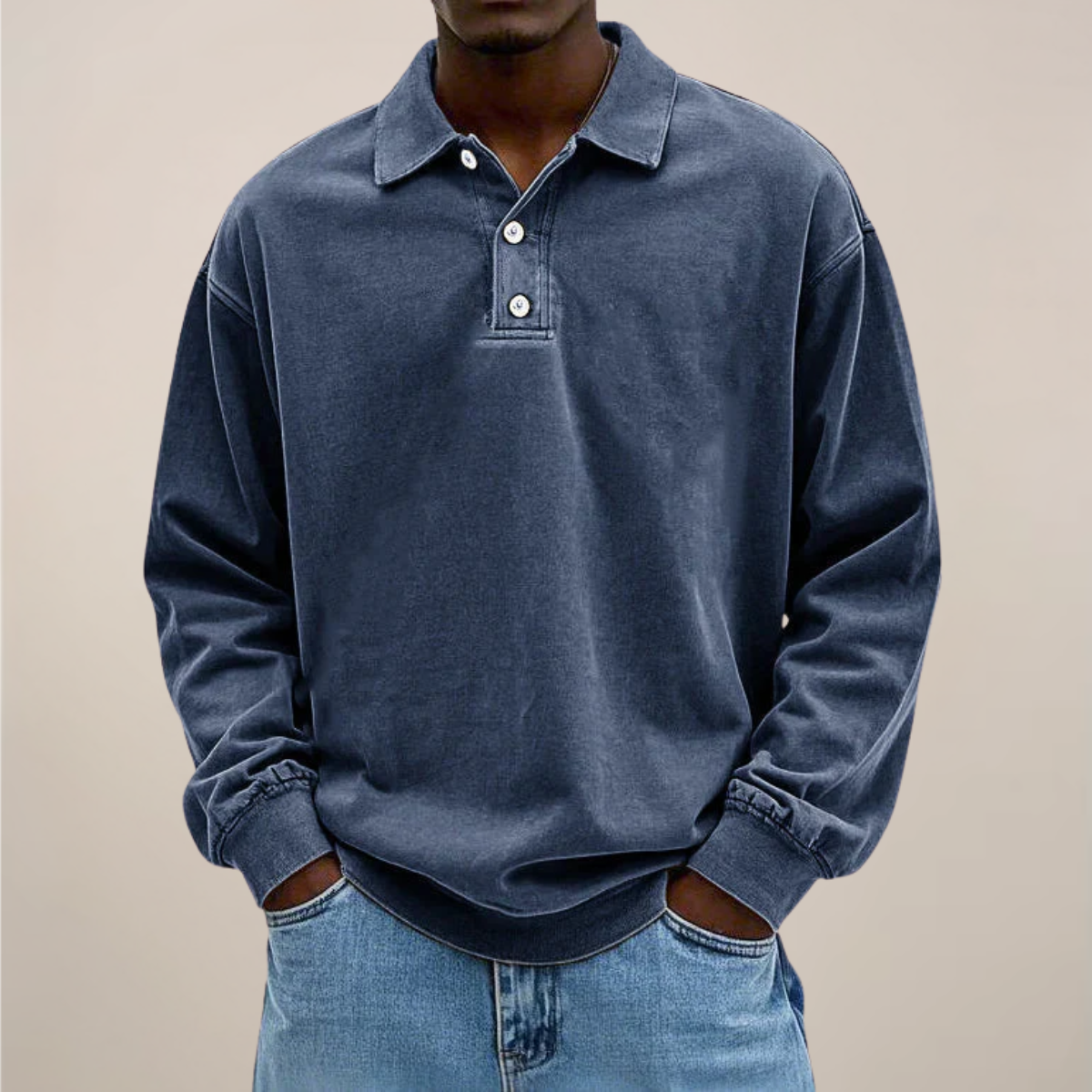 Man i marinblå långärmad tröja med krage och knappslå, händerna i fickorna på jeans, framifrån. 5