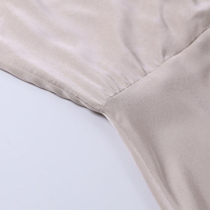 Seidenbluse Detailansicht, beige, glatter Stoff, elegante Damenmode, hochwertige Verarbeitung.