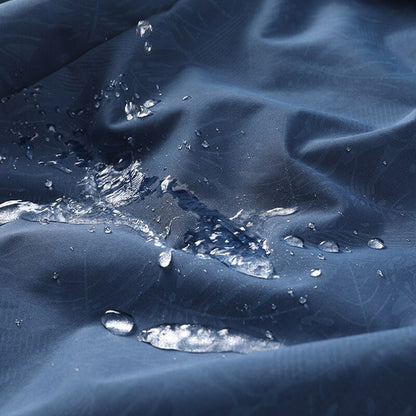 Wasserabweisender blauer Stoff mit Wassertropfen, Outdoor-Material, wetterfest, langlebig.