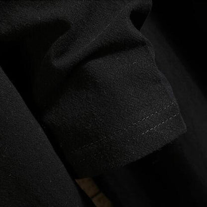 Schwarzer Baumwollstoff, Nahaufnahme, Textur, Nähte, hochwertige Bekleidungsmaterialien.