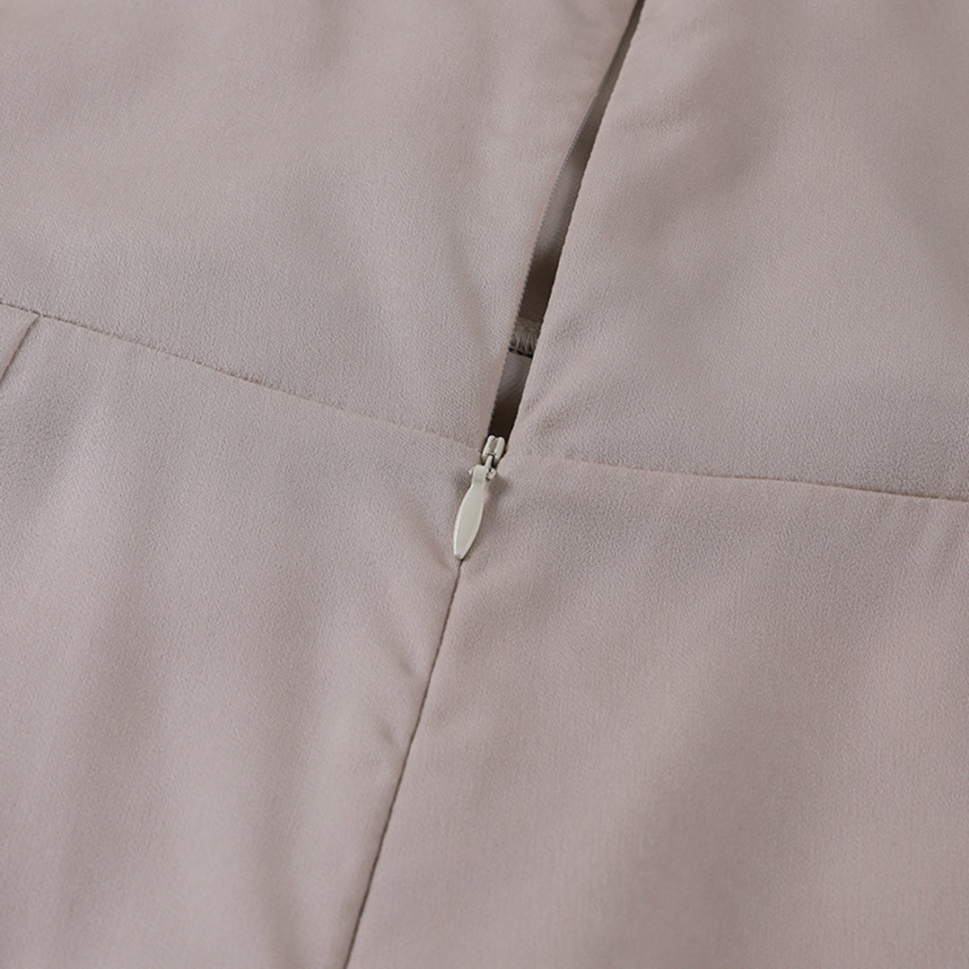 Beiger Reißverschluss auf Stoff, Nahaufnahme, Mode, Textil, Detailansicht, Bekleidungsmaterial.