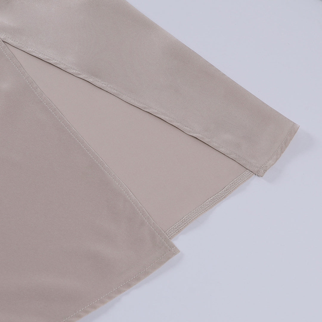 Beigefarbene Satinbluse, langärmlig, elegantes Design, glatter Stoff, Damenmode.