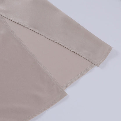 Beigefarbene Satinbluse, langärmlig, elegantes Design, glatter Stoff, Damenmode.