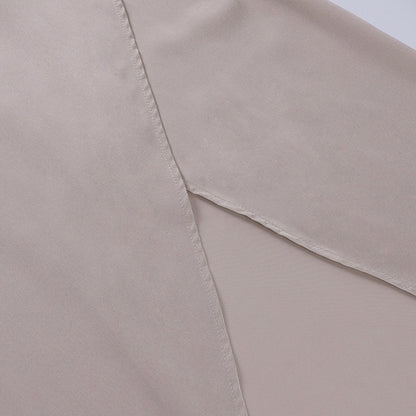 Beigefarbener Satin-Stoff, Nahaufnahme, luxuriös, weich, glänzend, Textilmaterial, Mode.