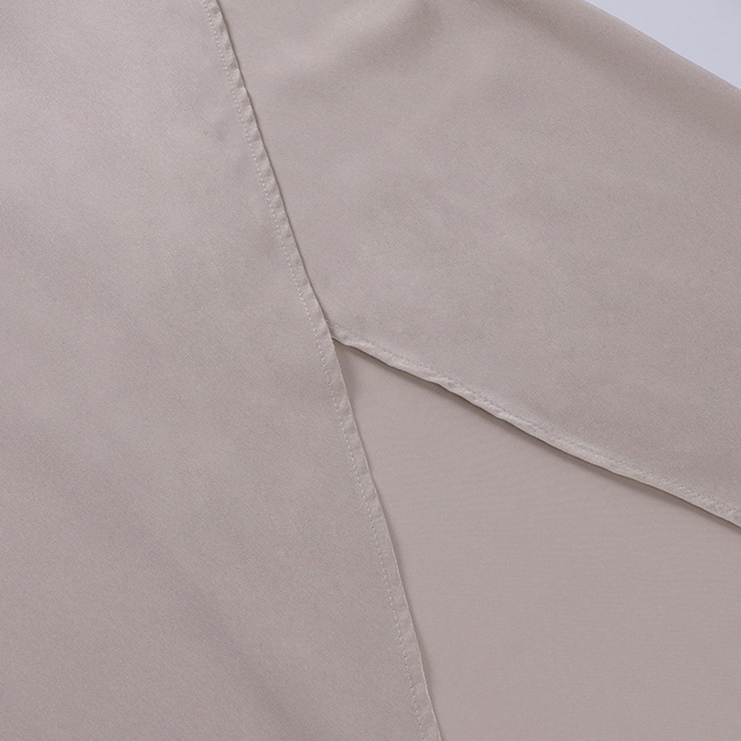 Beigefarbener Satin-Stoff, Nahaufnahme, luxuriös, glatt, Textilmaterial für Mode und Dekoration.
