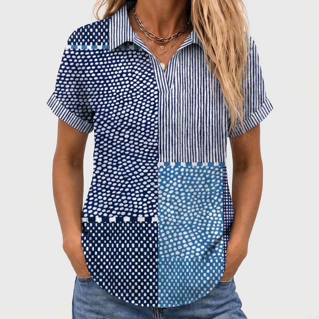 Närbild framifrån på kortärmad skjorta med V-ringning och uppvikta ärmar, bärs med jeans och halsband 1