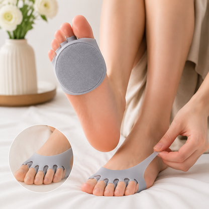 Grå version av framfotsdynan med mjuk tyngre yta, hand som sträcker det elastiska materialet, med förstorad detalj. 7