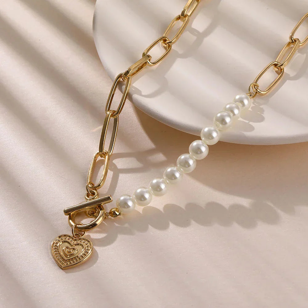 Goldene Halskette mit Herzanhänger und Perlen, modisches Schmuckstück für Damen.
