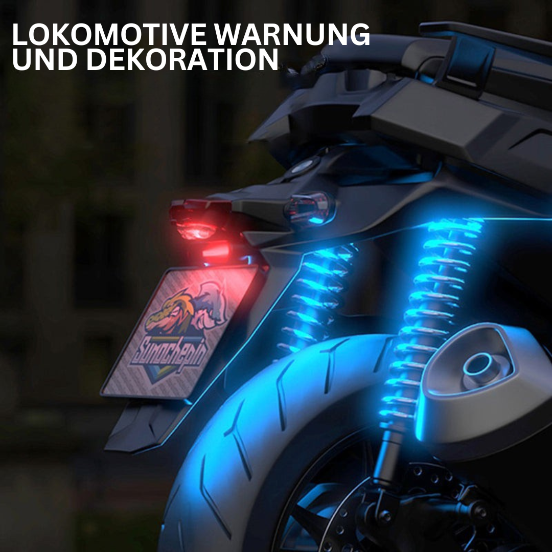 Schwarzes Motorrad mit blauen LED-Lichtern und rotem Rücklicht bei Nacht.
