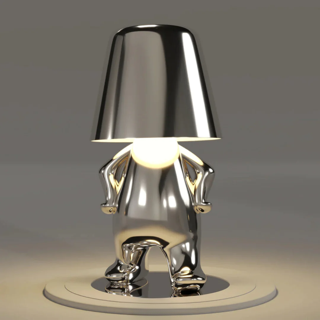 Silberne Designer-Tischlampe in menschlicher Form, modernes Interieur, stilvolle Beleuchtung.