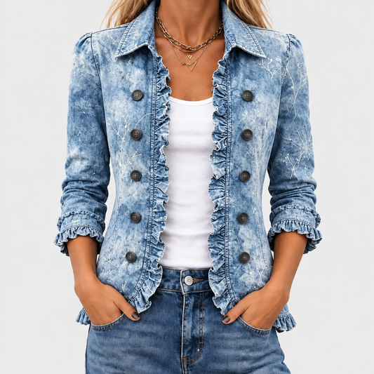 Närbild framifrån på blå jeansjacka med volangkant och knappar, bärd över vitt linne och jeans 1