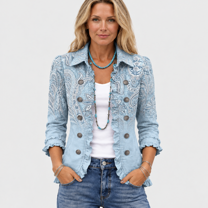 Modell framifrån i ljusblå paisleyjacka med volangkanter, vitt linne, turkost halsband och jeans 2