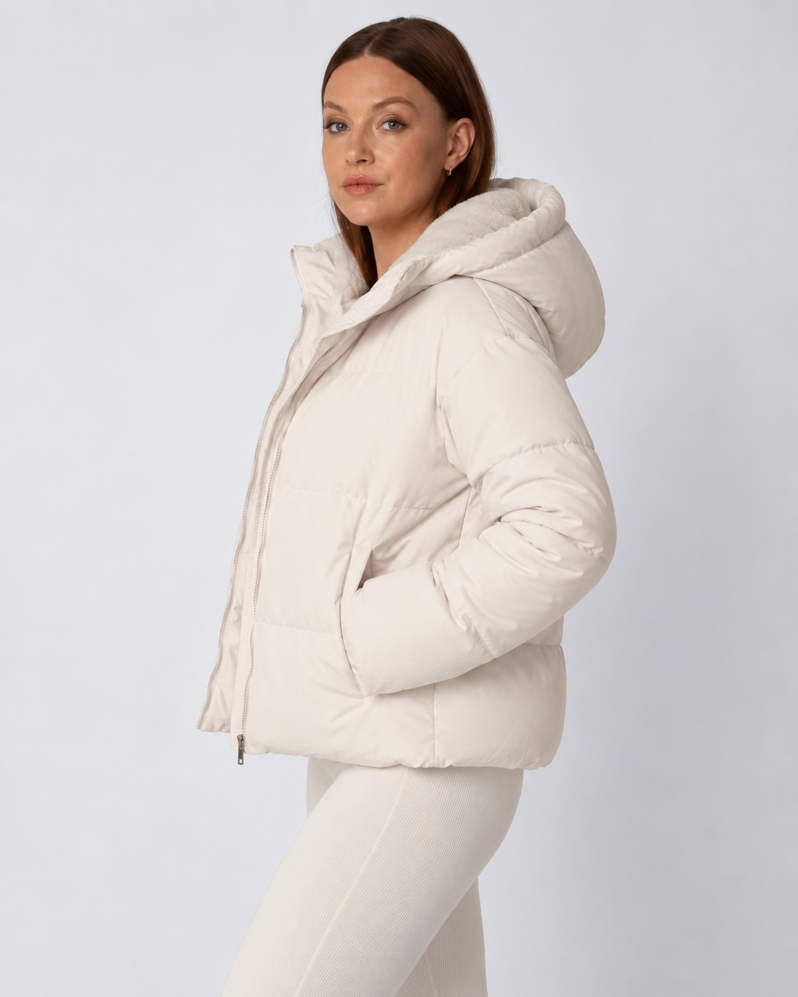 Krämvit jacka sedd från sidan med huvan uppe, handen i fickan och fleecefoder synligt 3