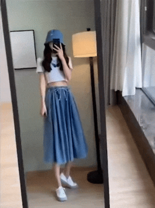 Frau im blauen Jeansrock und Hut, weißes Top, Spiegel-Selfie, modisch, modern, Innenraum.