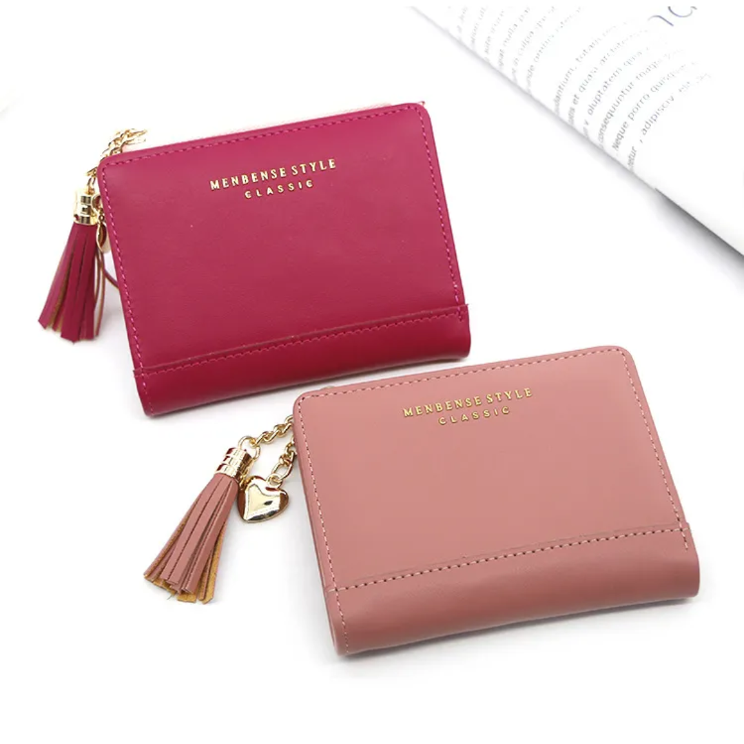 Rosa und rote Mini-Kartenetuis aus Leder mit Quastenanhänger, stilvoll und kompakt.