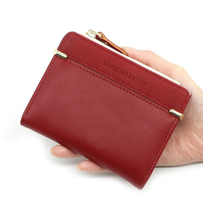 Rote Mini-Kartenhülle aus Leder mit Reißverschluss, handgehalten, stilvoll und kompakt.