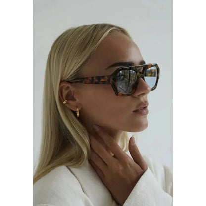 Trendiga solglasögon med glamourdetalj – Nova