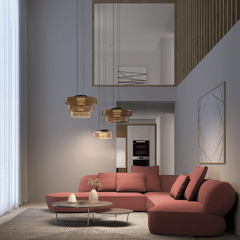 Moderne Wohnzimmer mit rotem Sofa, hängenden Holzlampen, Couchtisch und großem Fenster.