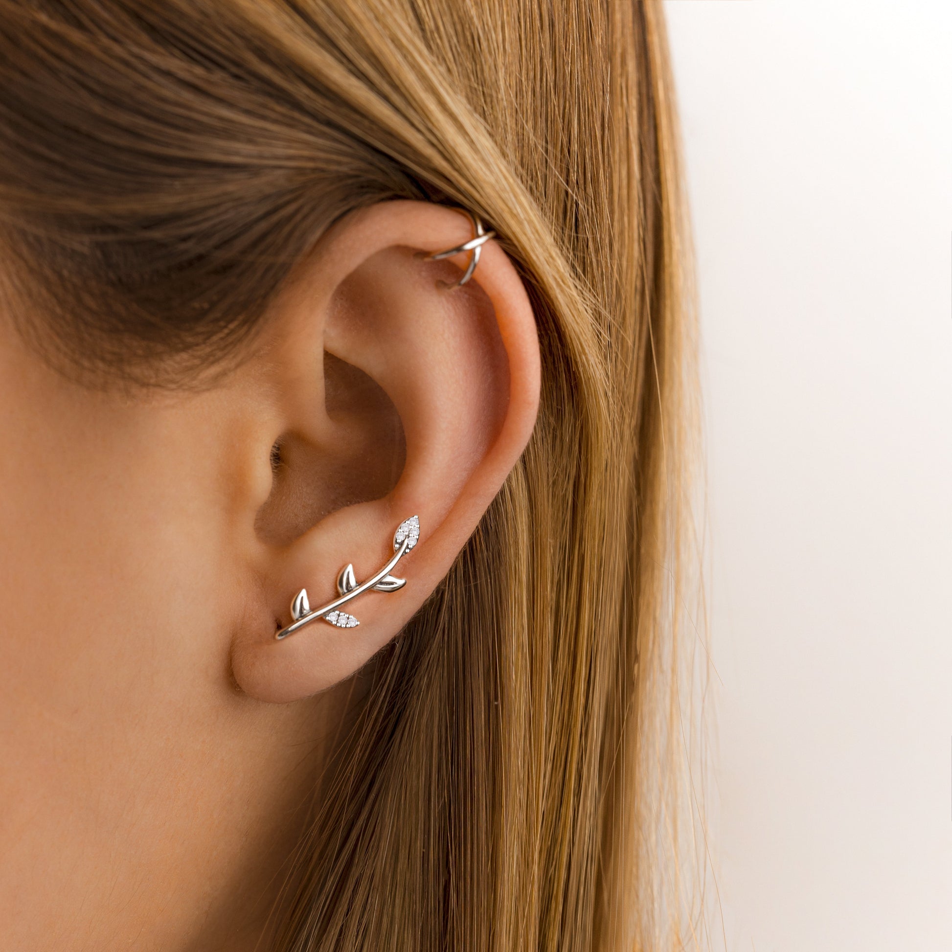 Silbernes Blatt-Ohrpiercing, elegantes Design, Schmuck für Damen, modisch und stilvoll.
