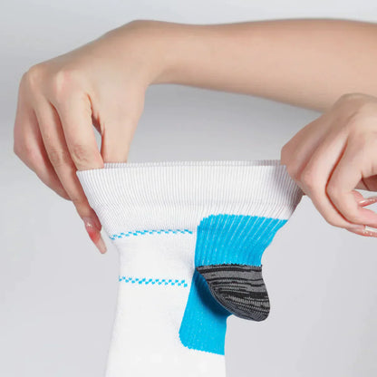 Weiße und blaue Sportsocke, elastisch, atmungsaktiv, in Hand gehalten.