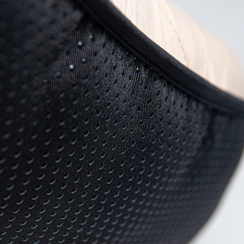Schwarzer, atmungsaktiver Sport-BH aus Mesh-Material, Nahaufnahme, Damenunterwäsche.