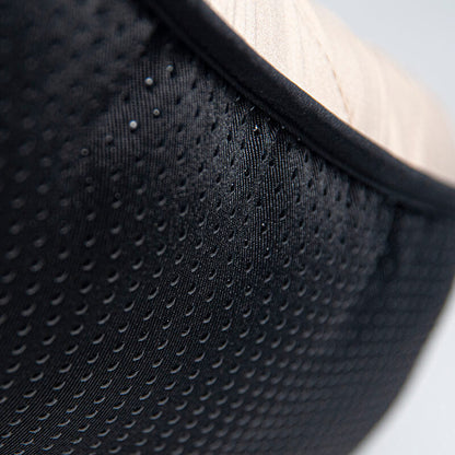 Schwarzer, atmungsaktiver Sport-BH aus Mesh-Material, Nahaufnahme, Damenunterwäsche.