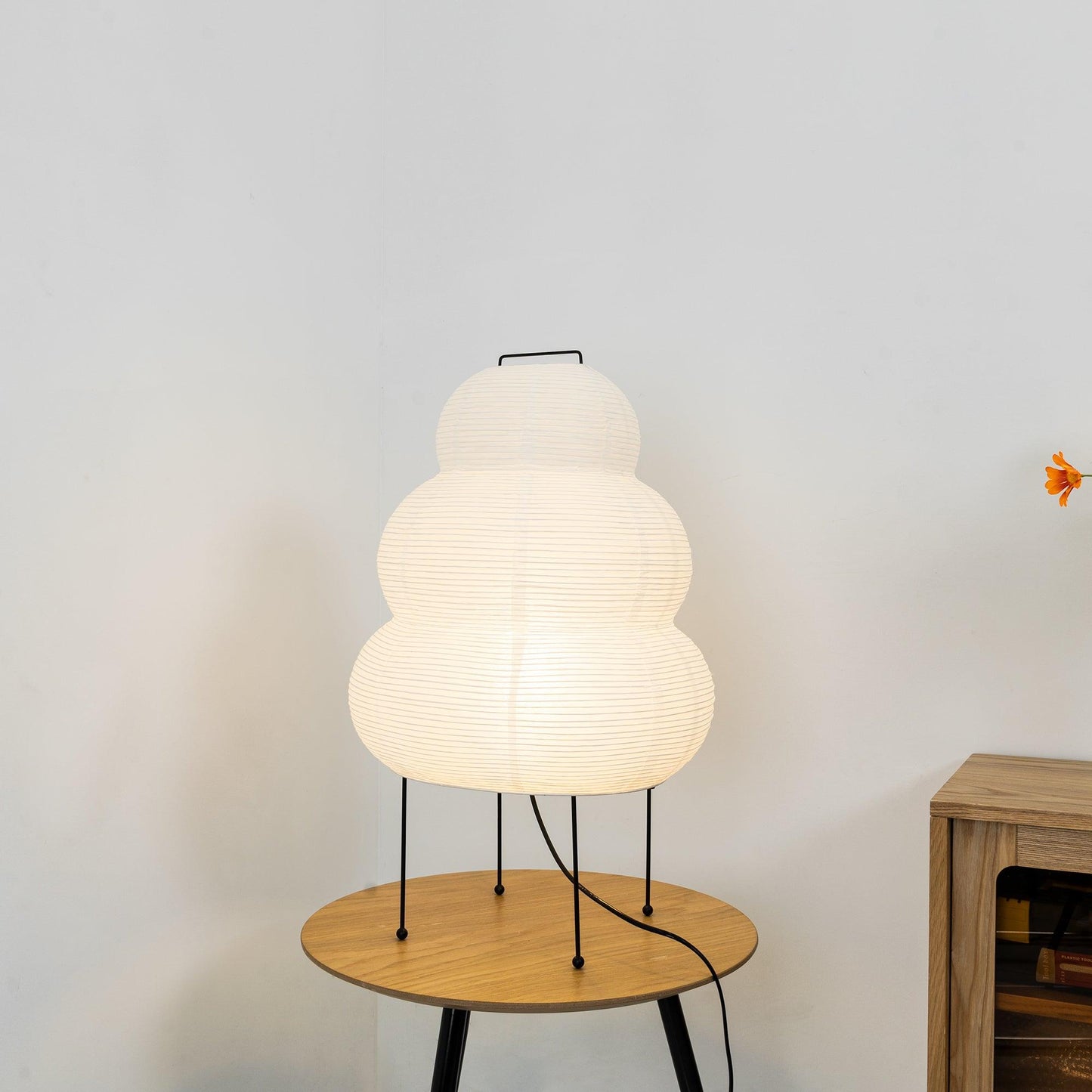 Weiße Papierlampe auf Holztisch, modernes Design, Wohnzimmerbeleuchtung, minimalistisch.