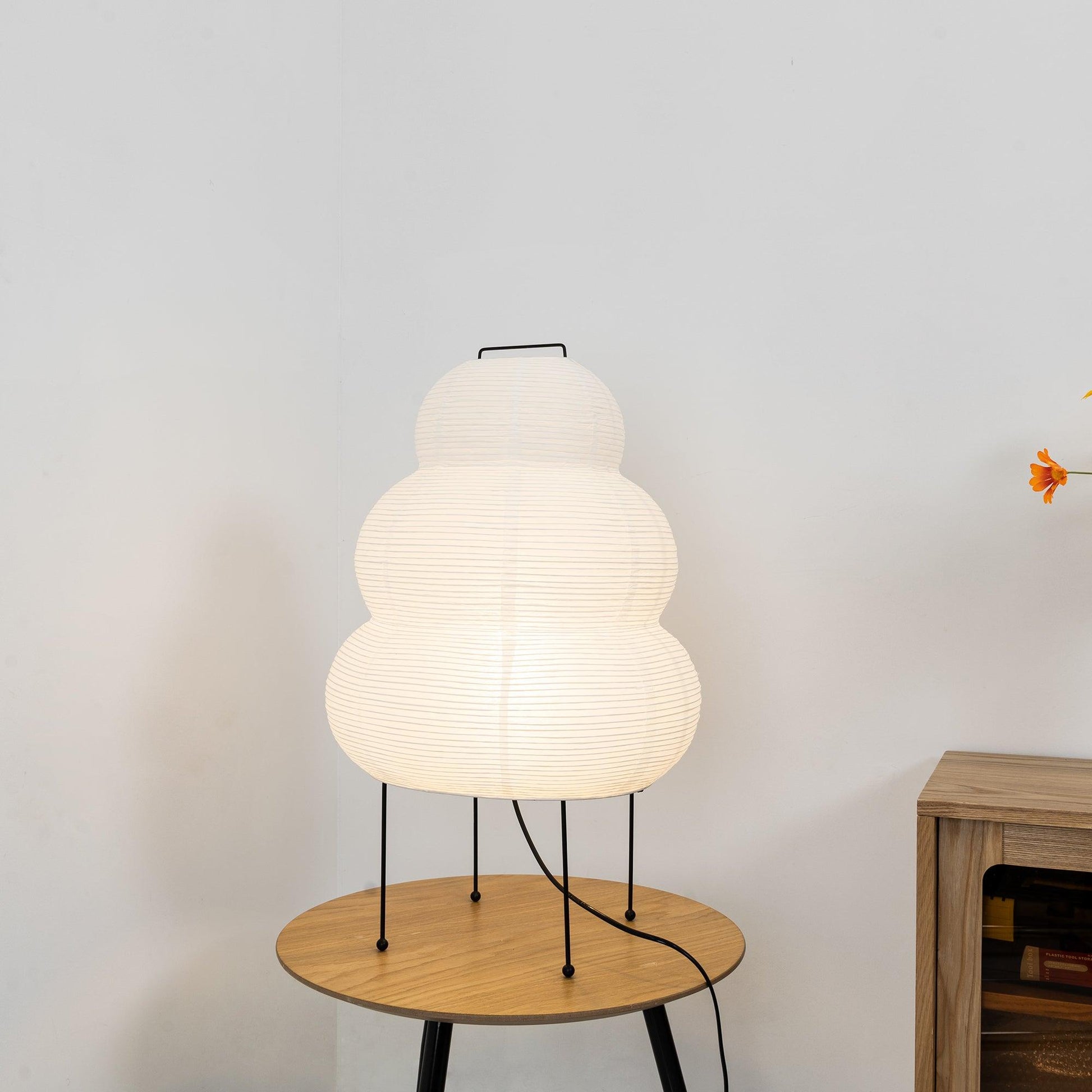 Weiße Papierlampe auf Holztisch, modernes Design, Wohnzimmerbeleuchtung, minimalistisch.