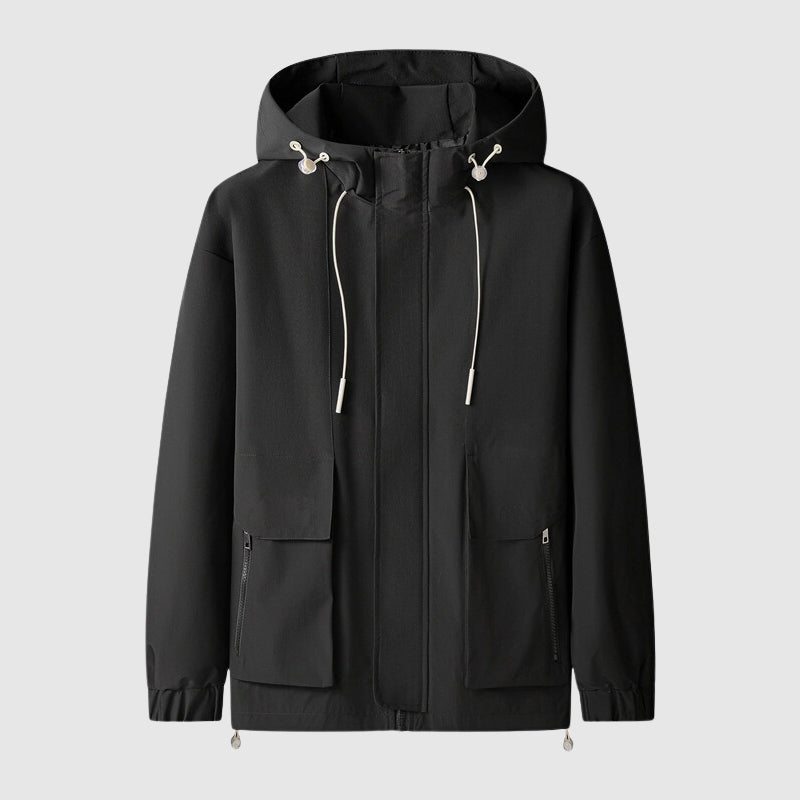 Schwarze Kapuzenjacke, wasserabweisend, mit Kordelzug, Reißverschlusstaschen, Herrenmode.