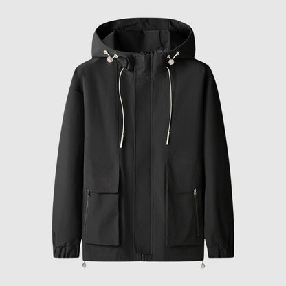 Schwarze Kapuzenjacke, wasserabweisend, mit Kordelzug, Reißverschlusstaschen, Herrenmode.
