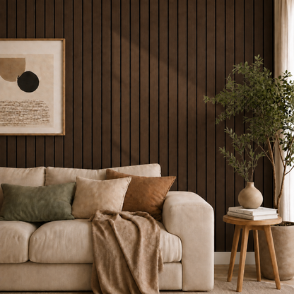 Mörkbrun ribbvägg i vardagsrum med beige soffa, tavla, kuddar och en stor växt 30