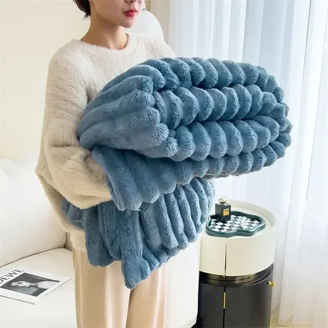 Flauschige blaue Kunstfell-Decke, weich, warm, ideal für Herbst und Winter, auf Sofa oder Bett.