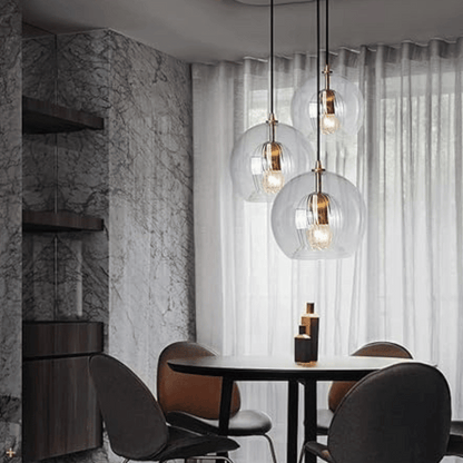 Moderne Esszimmerbeleuchtung, Glaspendelleuchten, runder Tisch, elegante Inneneinrichtung.
