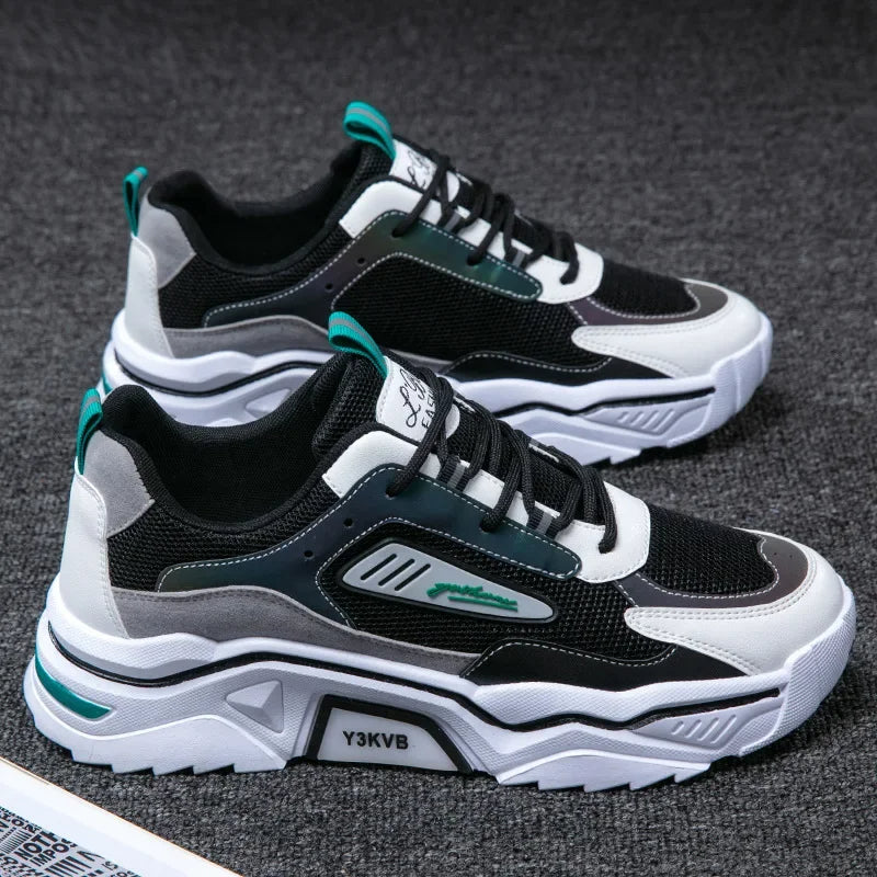 Schwarze und weiße Turnschuhe, modisch, atmungsaktiv, mit grünen Akzenten, auf grauem Hintergrund.