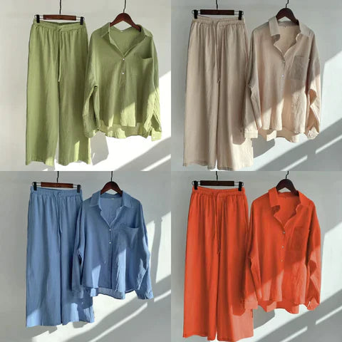 Vier Sets aus Leinen, bestehend aus Hemd und Hose in Grün, Beige, Blau und Orange, auf Kleiderbügeln.