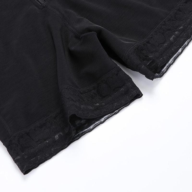 Schwarze Damen-Shorts mit Spitzenbesatz, weiches Material, bequem, modisch.