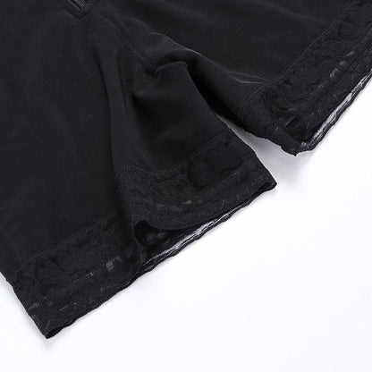 Schwarze Damen-Shorts mit Spitzenbesatz, weiches Material, bequem, modisch.